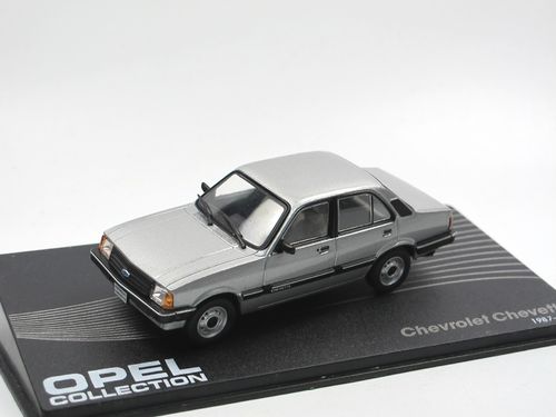 Opel Chevrolet Chevette 1987-1993 Fertigmodell in Displayvitrine Maßstab 1:43 