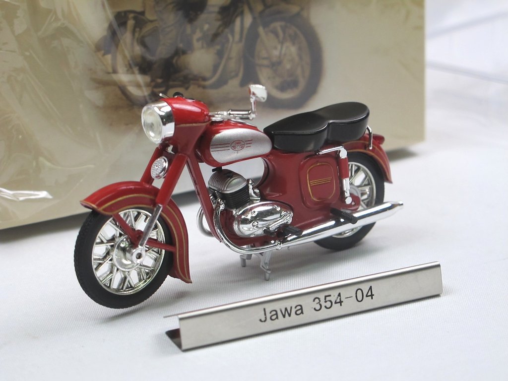 Jawa 354-04 DDR Motorrad Fertigmodell Maßstab 1:24 