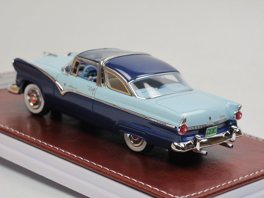 Great Iconic Models GIM036A 1955 Ford Fairlane Crown Victoria blue 1:43 
