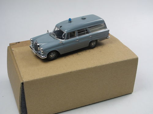 Minichamps 1961 Mercedes-Benz 190 KTW Ambulanz DRK grau 1/43